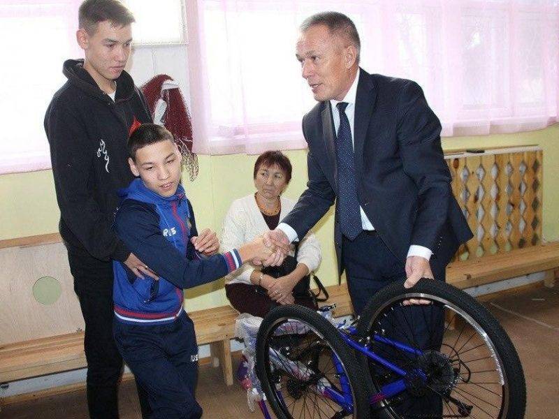 В Башкирии чиновники подарили ребенку с ДЦП велосипед - bloknot.ru - Башкирия - район Баймакский - Ufa