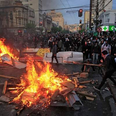 Себастьян Пиньера - Тысячи чилийцев вышли на новую акцию протеста в центре Сантьяго - radiomayak.ru - Чили