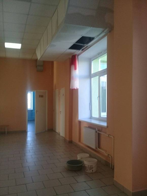 В Челябинской области в открытой после ремонта школе течет с потолка - znak.com - Нязепетровск