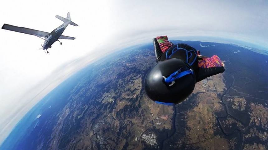 Видео: парашютист приземлился с неба на мчащийся на скорости мотоцикл - 5-tv.ru