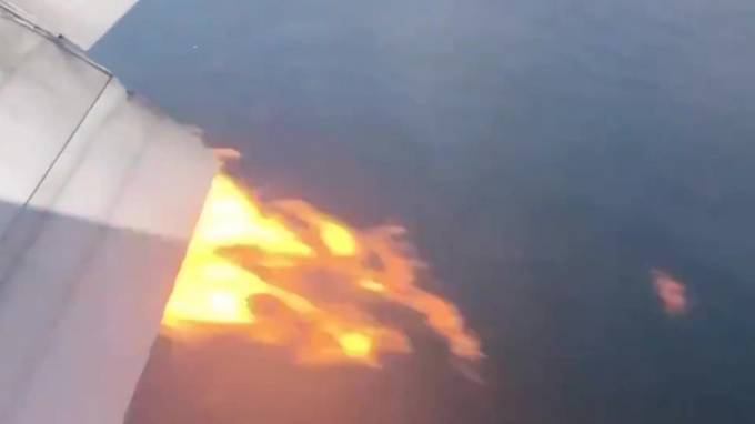 Возгорание двигателя пассажирского лайнера в небе над Лос-Анджелесом попал на видео - piter.tv - Лос-Анджелес - Филиппины - Манила