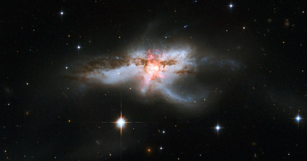 В центре необычной галактики нашли три сверхмассивные черные дыры - popmech.ru - state Virginia