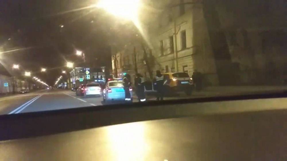 В Кронштадте пьяный водитель каршерингового авто влетел в дерево и попался полиции - wvw.daily-inform.ru - Санкт-Петербург - Кронштадт