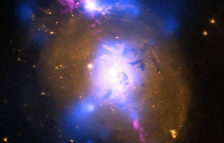 Вселенная - Астрономы впервые нашли галактику с тремя сверхмассивными чёрными дырами - news.ru