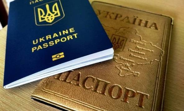 Фотографироваться для паспорта в головном уборе разрешили на Украине - vm.ru - Украина