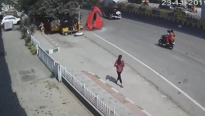 Женщина, ожидавшая автобуса, погибла под машиной, вылетевшей с эстакады. Видео - vesti.ru - Индия - Хайдарабад