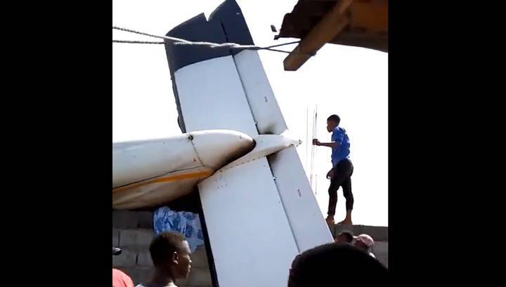 Шестнадцать погибших: самолет рухнул на дом в Конго. Видео - vesti.ru - Конго - Руанда - county Bee - Гома