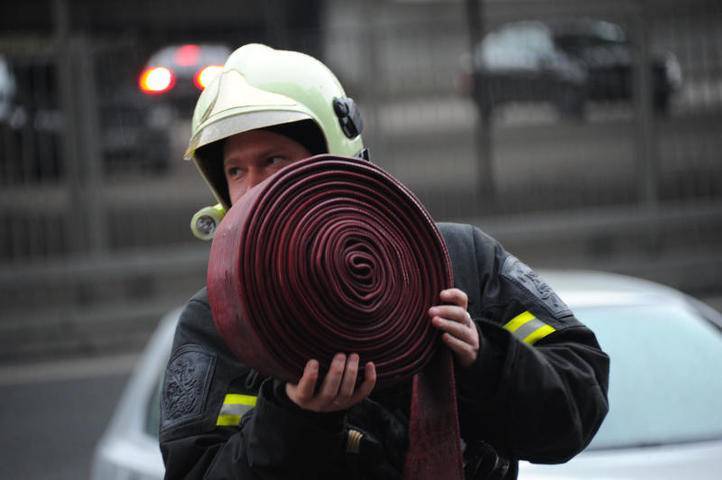 Пожар в гаражах и здании на севере Москвы потушили - vm.ru - Москва - район Коптево