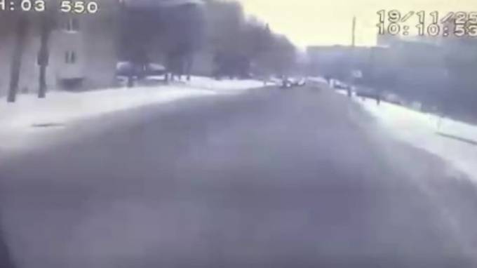 Видео: В Красноярске маршрутный ПАЗ разорвало в результате ДТП с другой маршруткой - piter.tv - Красноярск