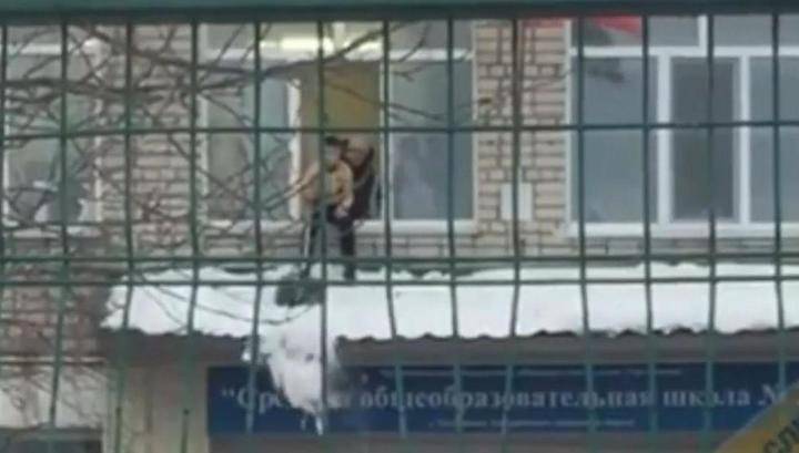 В Уссурийске раздетого ученика заставили убирать снег с козырька школы - vesti.ru - Приморье край - Уссурийск