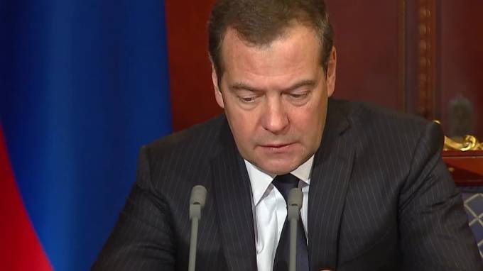 Дмитрий Медведев - Денис Буцаев - Медведев официально уволил главу мусорной госкомпании - piter.tv