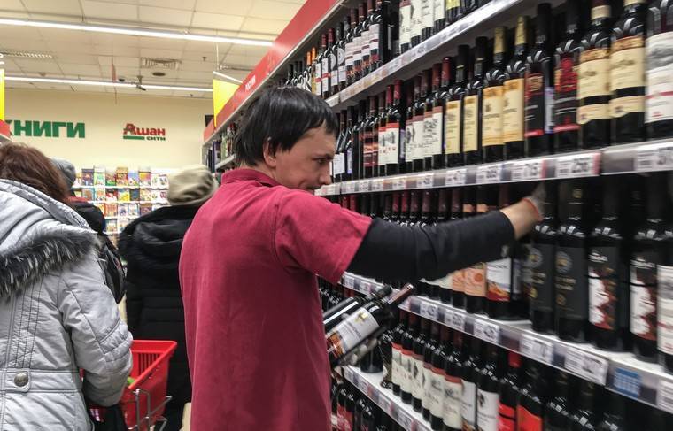 Виктор Евтухов - Ретейлеров попросили выделять российские вина на прилавках - news.ru - Россия