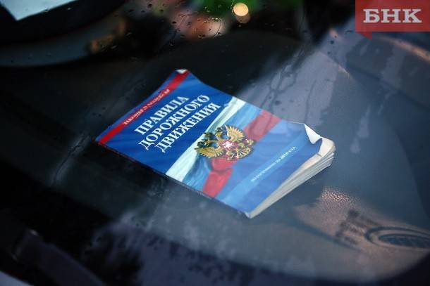 Виктор Бобыря - В Инте водитель-новичок въехал в столб - bnkomi.ru - респ. Коми
