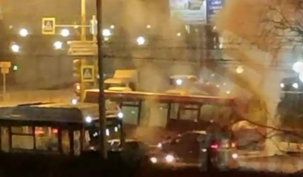 В Перми на остановке "Гознак" загорелся автобус с пассажирами - nakanune.ru