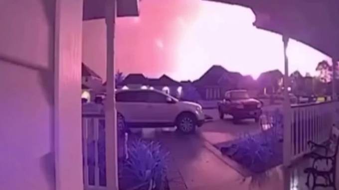 Момент взрыва на крупном химзаводе в США попал на видео - piter.tv - США - Техас