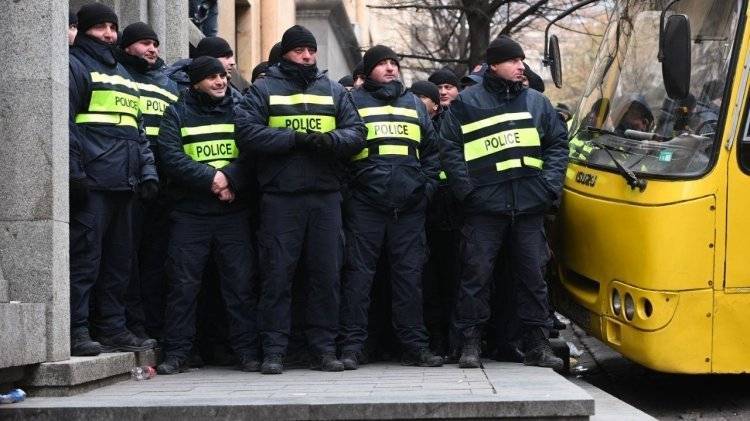 Полиция Грузии блокировала доступ к зданию парламента в Тбилиси - inforeactor.ru - Грузия - Тбилиси