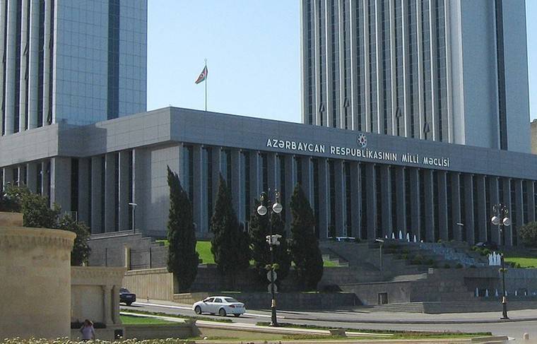 Али Асадов - Политсовет правящей партии Азербайджана принял решение распустить парламент - news.ru - Азербайджан - Парламент