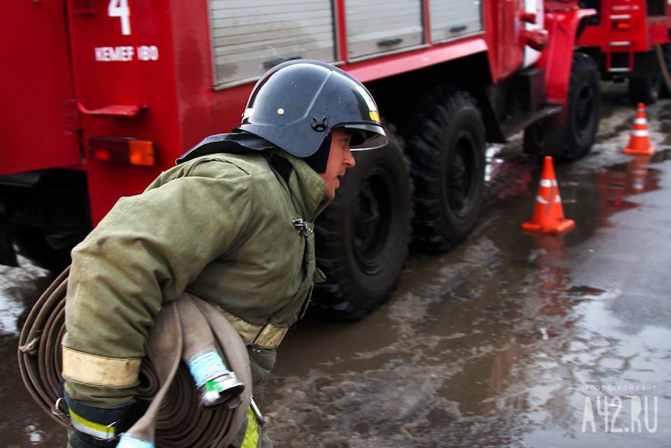 Добровольные пожарные потушили горящий дом в одном из сёл Кузбасса - gazeta.a42.ru - Россия