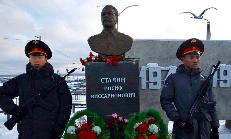 Иосиф Сталин - В Якутии установлен  седьмой памятник  Сталину - bloknot.ru - респ. Саха - Якутск - Вилюйск