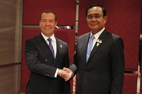 Дмитрий Медведев - Прают Чан-Оча - Медведев провёл переговоры с премьер-министром Таиланда - pnp.ru - Россия - Таиланд - Бангкок