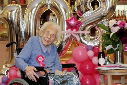 Шампанское помогло женщине дожить до 108 лет - lenta.ru - Англия - Эссекс