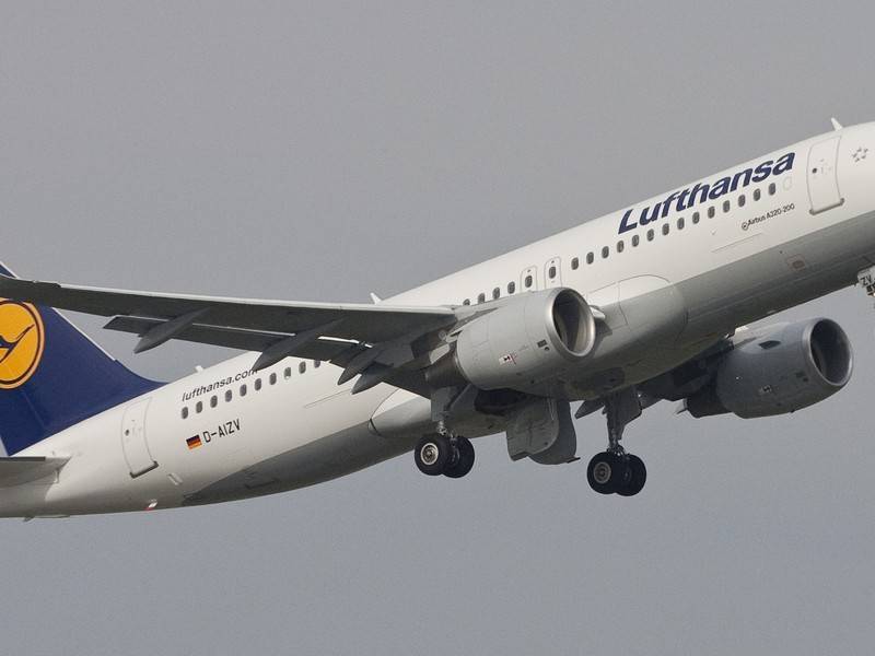 Lufthansa отменила 1300 рейсов из-за забастовки бортпроводников - news.ru