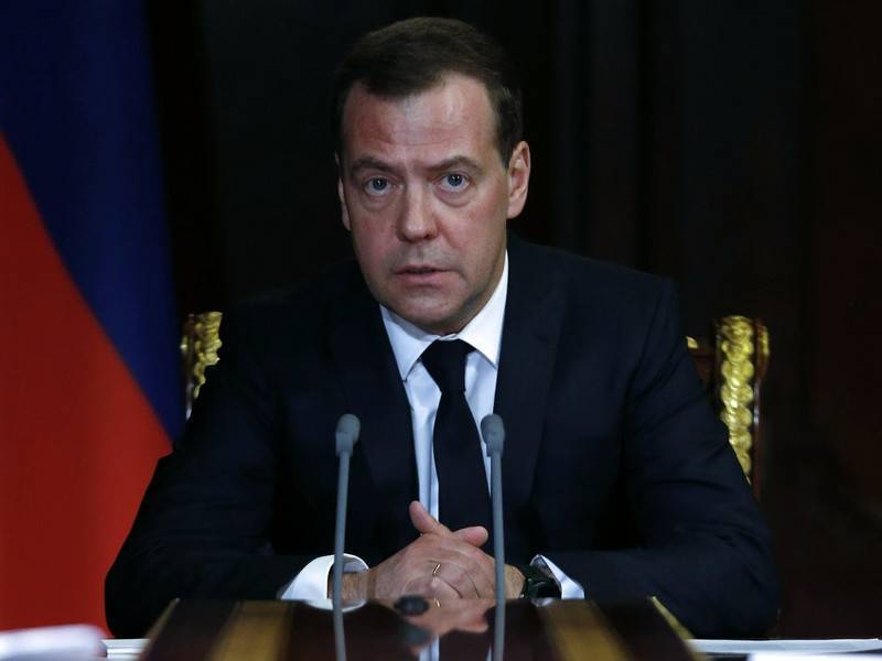 Тендер на утилизацию портретов Медведева привёл к увольнению чиновника - news.ru - район Надымский