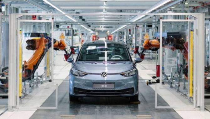 Ангела Меркель - Герберт Дисс - В Германии начали серийно собирать электромобиль Volkswagen ID.3 - autostat.ru - Германия