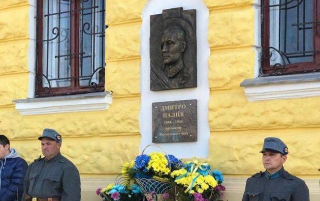 Эдуард Долинский - На западе Украины открыли памятную доску в честь капитана СС - ren.tv - Украина