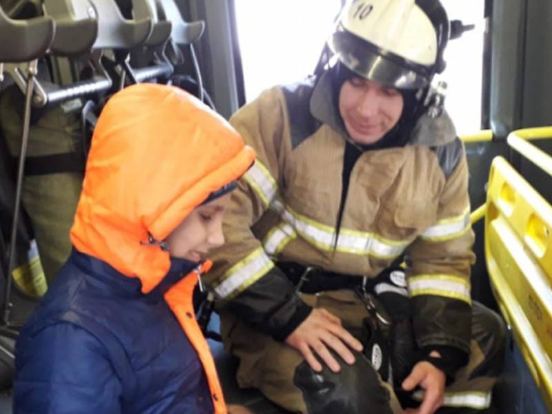 Ростовские пожарные навестили слепого ребёнка, звонившего им от одиночества - news.ru