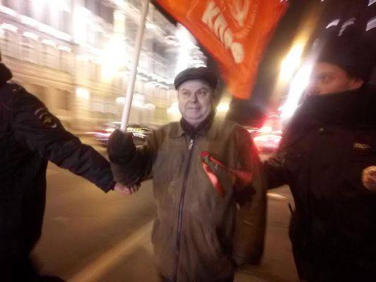 В Петербурге задержали депутата за красные флаги - eadaily.com - Россия - Санкт-Петербург