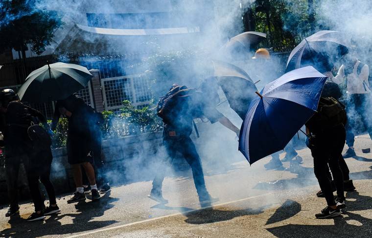 Жители Гонконга митингуют против применения полицией слезоточивого газа - news.ru - Гонконг