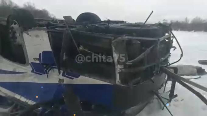 В Забайкалье автобус с пассажирами упал с моста. Есть погибшие - piter.tv - Чита - Сретенск