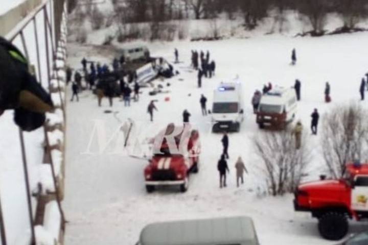 Опубликовано видео с места падения автобуса с моста в Забайкалье - mk.ru - Забайкальский край - Чита - Сретенск