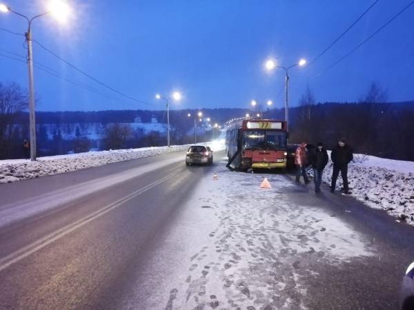 В Перми столкнулись пассажирский автобус и легковушка, есть пострадавшие - nakanune.ru