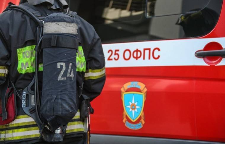 Женщина выпрыгнула из окна горящего дома в Москве - news.ru - Москва