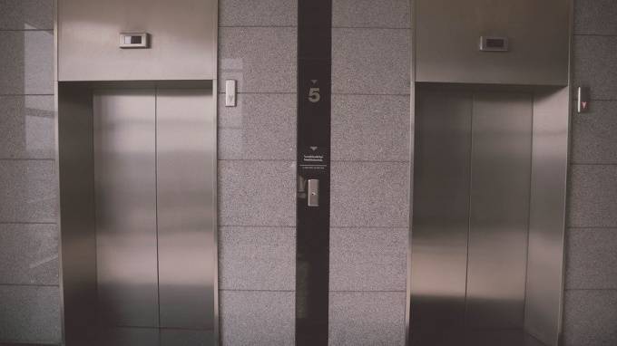 Очевидцы: в Шушарах у лифта нашли труп мужчины - piter.tv