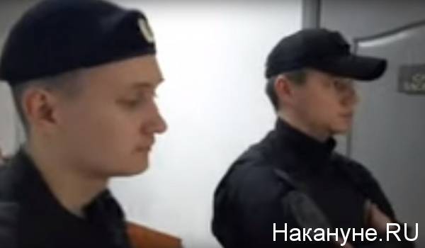 Павел Пивоваров - Толкались, хватали за руки: судебные приставы не пускали журналистов к уктусскому стрелку - nakanune.ru