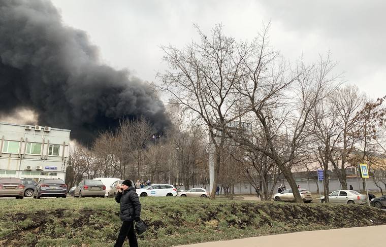 Весь квартал вокруг горящего склада в Москве эвакуируют - news.ru - район Чертаново