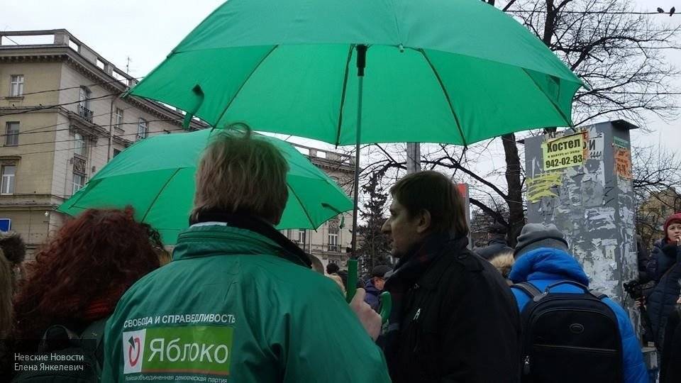 Григорий Явлинский - Лев Шлосберг - Николай Рыбаков - Слабунова, Рыбакова и Шлосберг подтолкнут партию «Яблоко» к обрыву - newinform.com - Россия