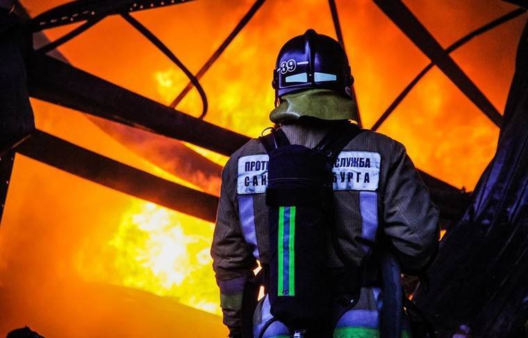 МЧС по Петербургу сообщило о горении 2,2 тысяч кв. метров склада на Салова - news.ru