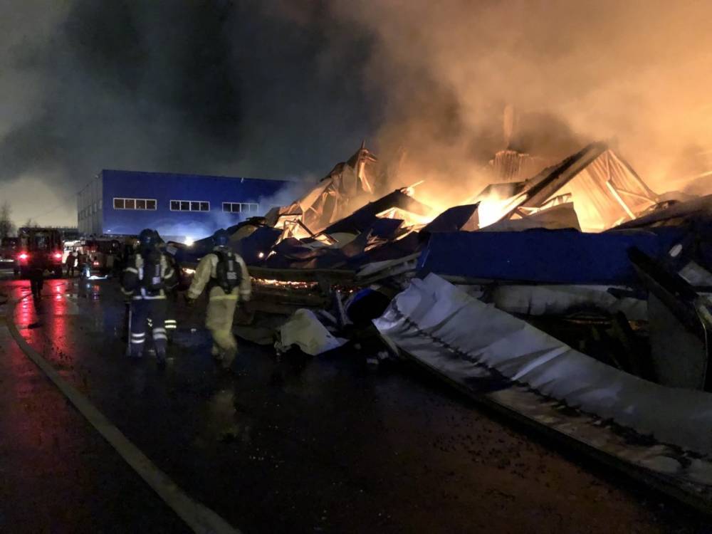 Как в Петербурге тушили пожар площадью 5 тыс. «квадратов» в ангаре на Салова - wvw.daily-inform.ru - Санкт-Петербург