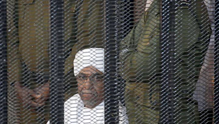 Омар Аль-Башира - Экс-президенту Судана дали два года вместо десяти - vesti.ru - Судан