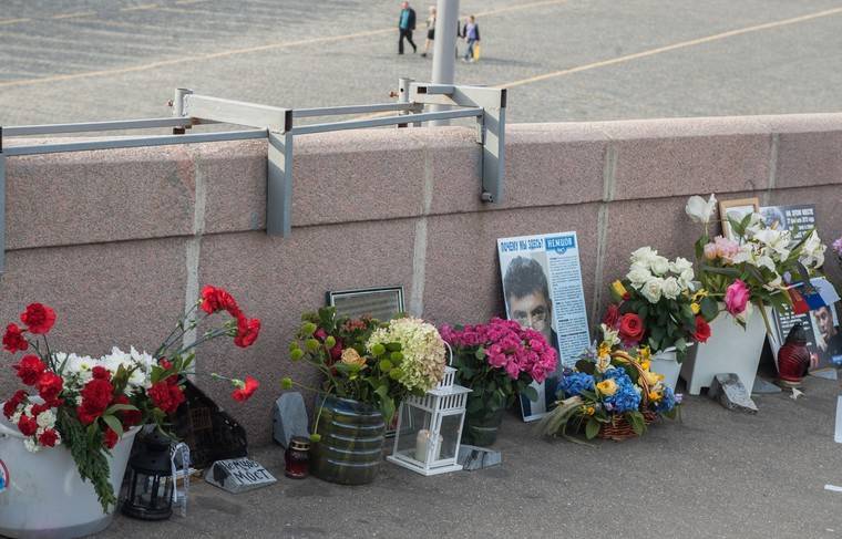 Борис Немцов - Заур Дадаев - Мемориал Немцова вернули на место его гибели - news.ru - Москва - Россия