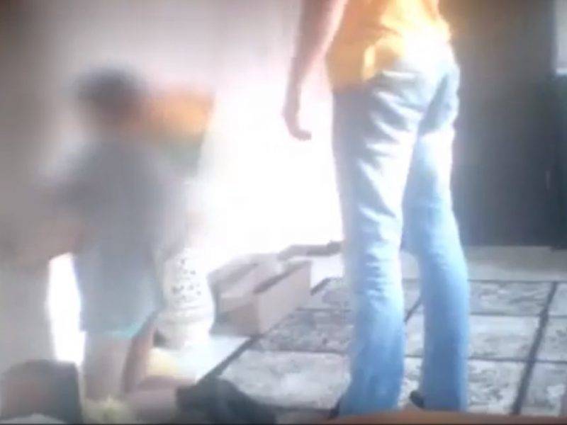 Сергей Казаков - Появилось видео издевательств отчима над стоящим на гречке мальчиком - bloknot.ru - Омск