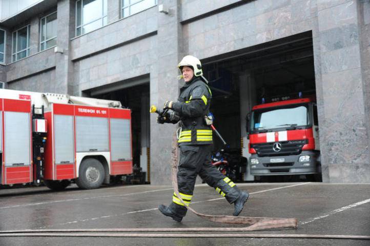 Троих человек спасли при пожаре на Проспекте Мира - vm.ru - Москва