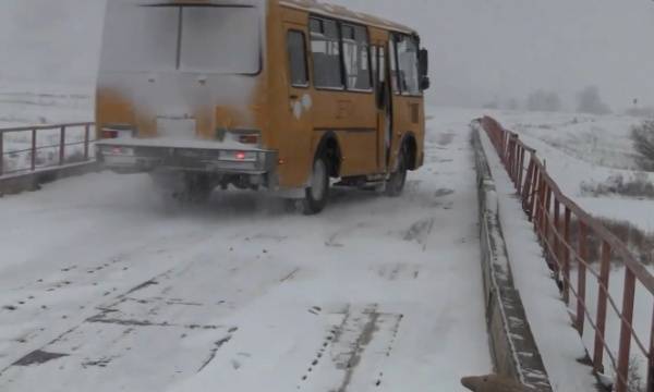 Ветхий мост в Зауралье, по которому автобус возил детей в школу, разбили большегрузы из-за неосмотрительности главы местного сельсовета - nakanune.ru - район Зауралья