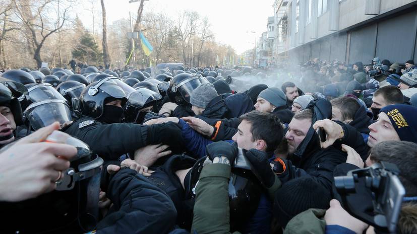 Зорян Шкиряк - В ходе столкновений возле Рады пострадали 17 полицейских - russian.rt.com - Украина