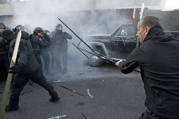 Зорян Шкиряк - 17 полицейских пострадали во время столкновений у стен Рады в Киеве - trud.ru - Украина