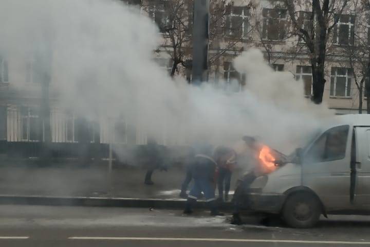 «Газель» загорелась на Шереметьевской улице Москвы - vm.ru - Москва